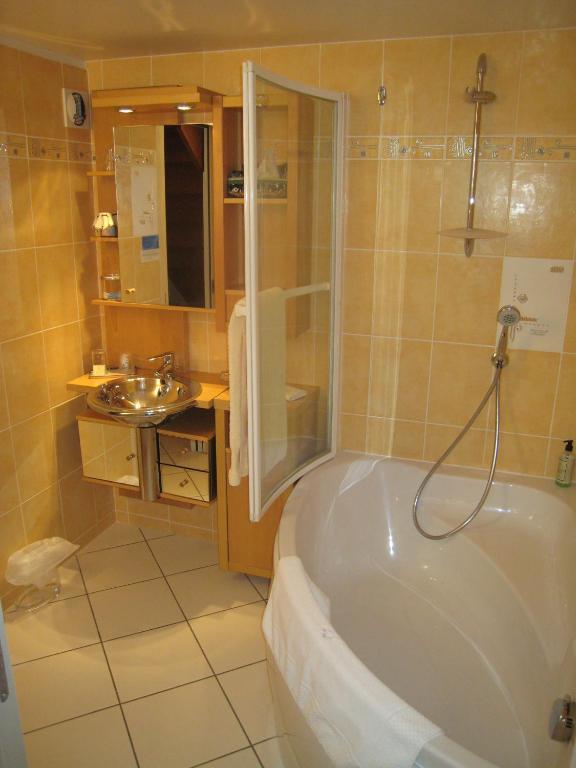 Hotel Le Manoir Aux Vaches Yvetot Bagian luar foto