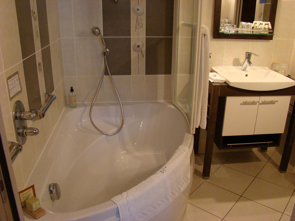 Hotel Le Manoir Aux Vaches Yvetot Bagian luar foto